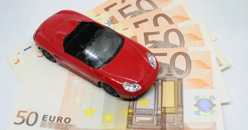 Voiture jouet sur des billets de 50 euros